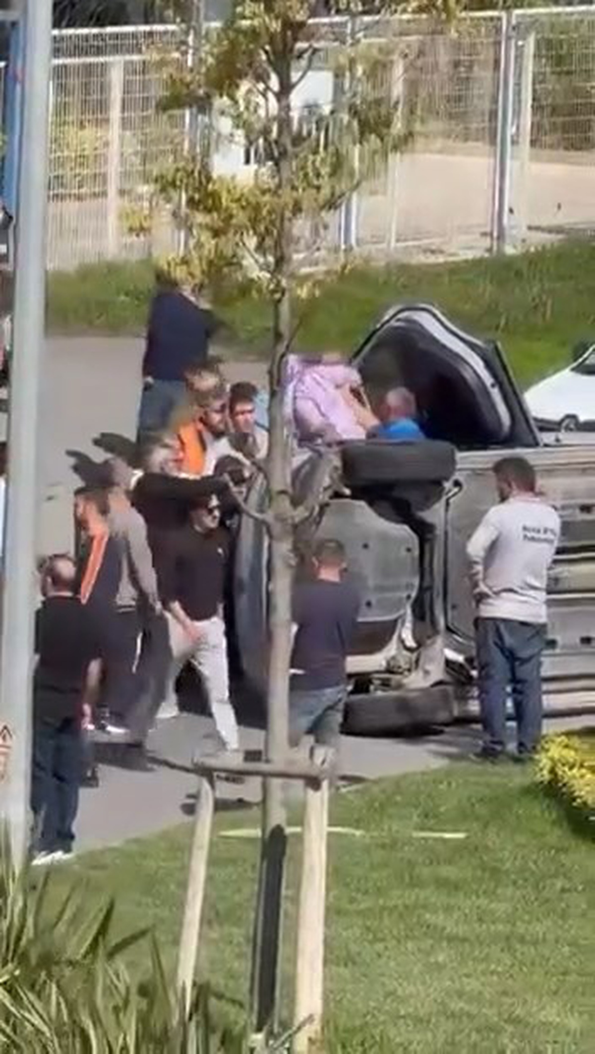 Tuzla\'da takla atan otomobile çarpan hafif ticari araç kazasında 2 kişi yaralandı