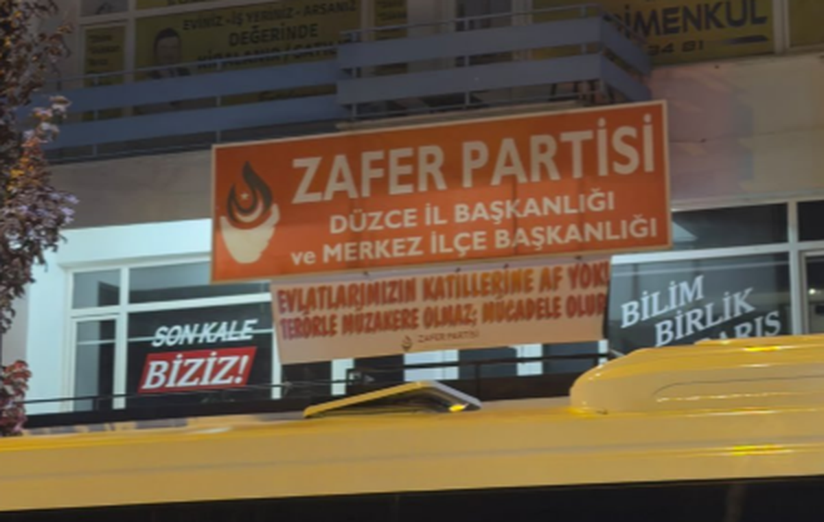 Ümit Özdağ, Düzce\'de kaldırılan pankartın tüm il başkanlıklarına asılmasını istedi