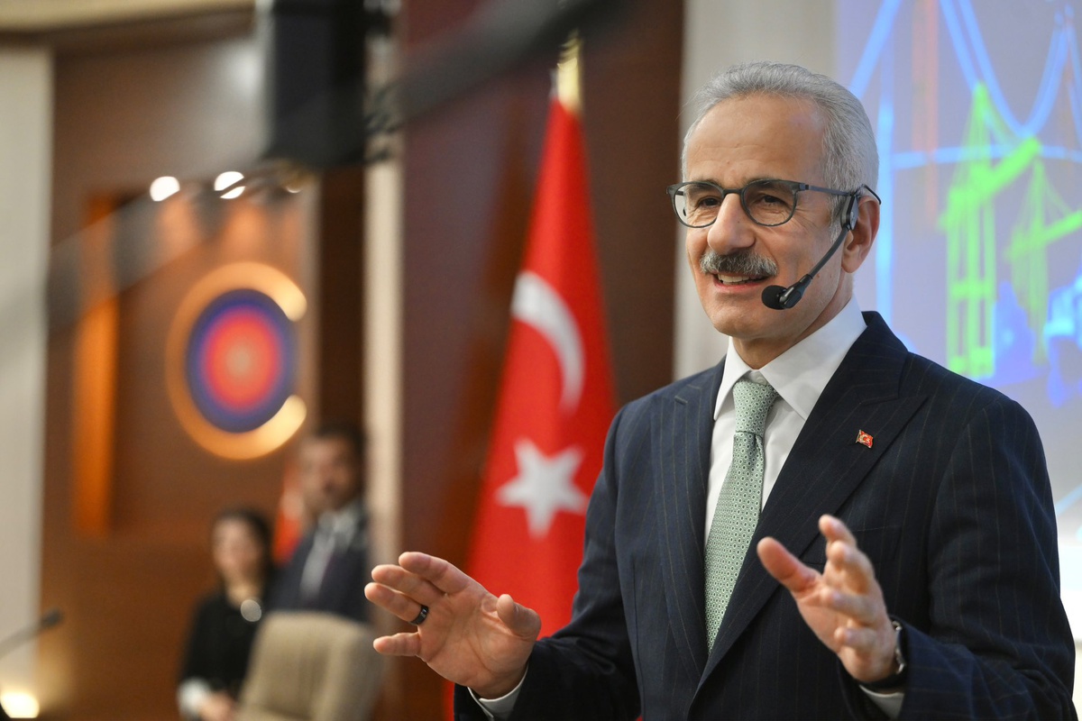 Bakan Uraloğlu, ulaştırma koridorları konferansında Orta Koridor\'u anlattı
