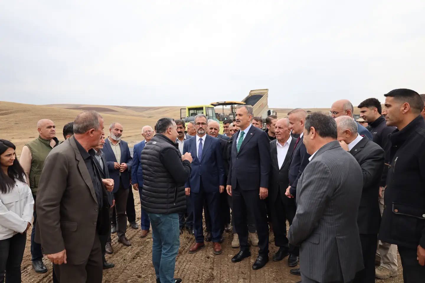 Vali Dr. Önder Bozkurt, Hamur Kılıç Köyü'nde KÖYDES asfalt çalışmalarını denetledi