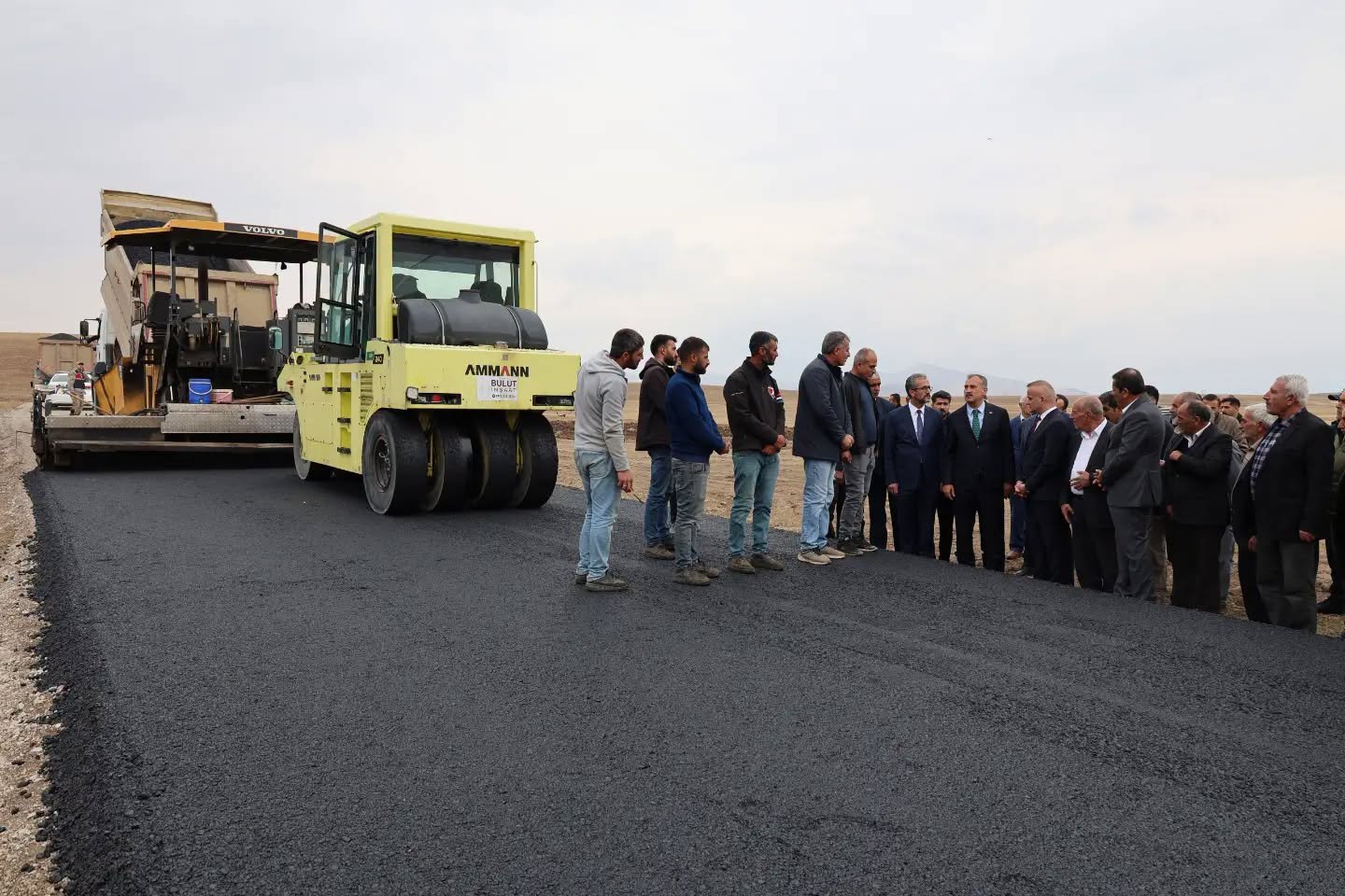 Vali Dr. Önder Bozkurt, Hamur Kılıç Köyü'nde KÖYDES asfalt çalışmalarını denetledi