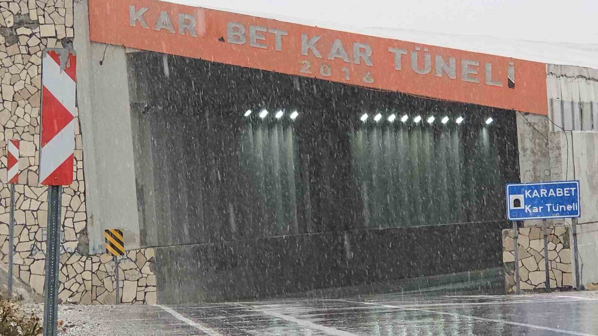 Van-Bahçesaray yolunda Karabet Geçidi\'nde kar ve sis etkili oluyor, hız uyarısı var
