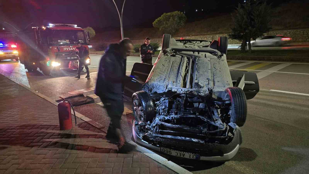 Van Edremit\'te otomobil takla attı, yaralanan 2 kişi hastaneye kaldırıldı