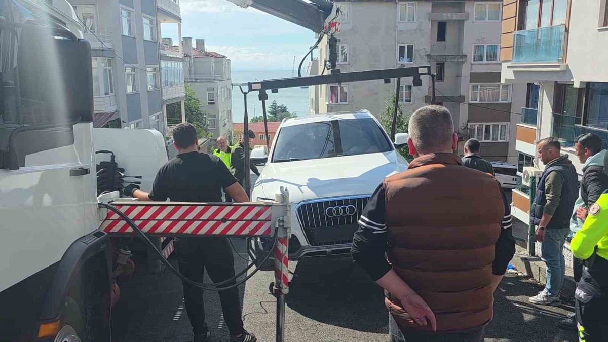 Zonguldak Ereğli\'de yokuş aşağı kayan araç istinat duvarında asılı kaldı