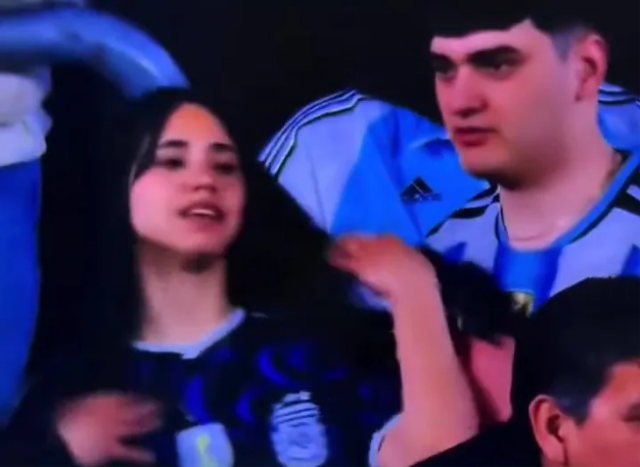 Messi'nin vedasında tribünlerde ilginç an: Genç kadının hareketi ağızları açık bıraktı
