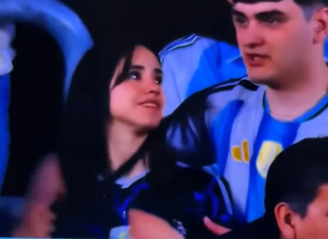 Messi'nin vedasında tribünlerde ilginç an: Genç kadının hareketi ağızları açık bıraktı
