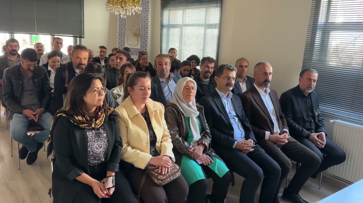 Abdullah Zeydan, Van Gölü\'nün kirletilmesine karşı kayyuma arıtma çağrısı yaptı