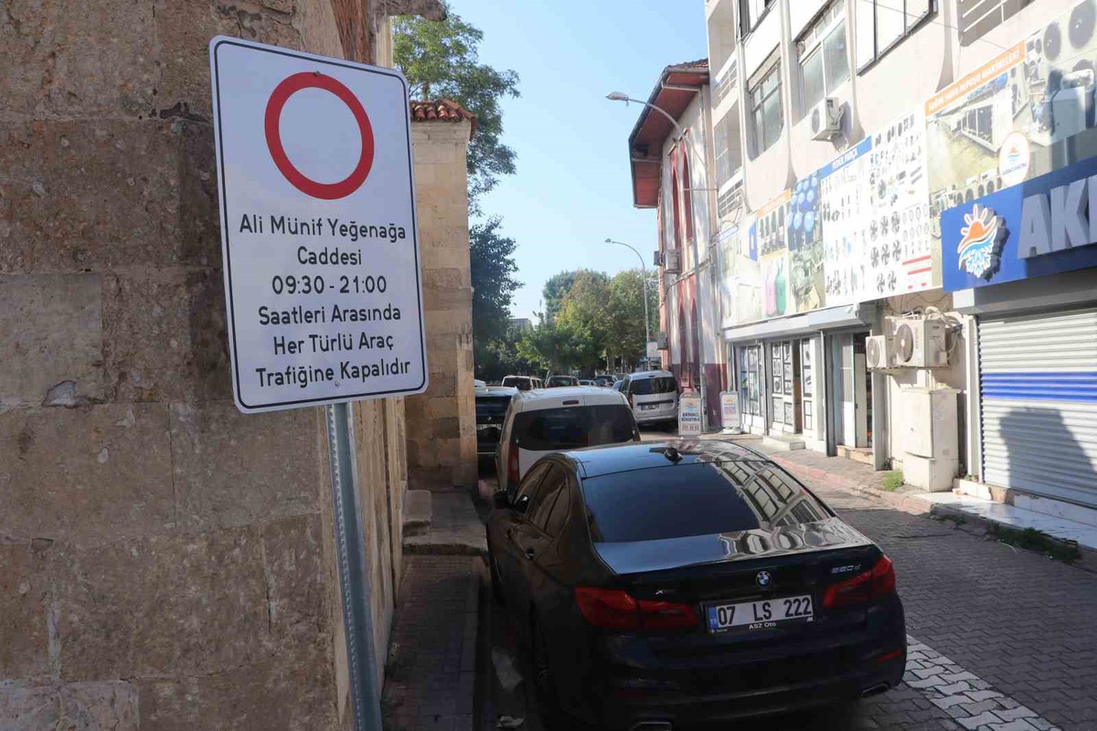 Adana\'da Ali Münif Yeğenağa Caddesi her gün 21.00-09.00 arası trafiğe kapatıldı