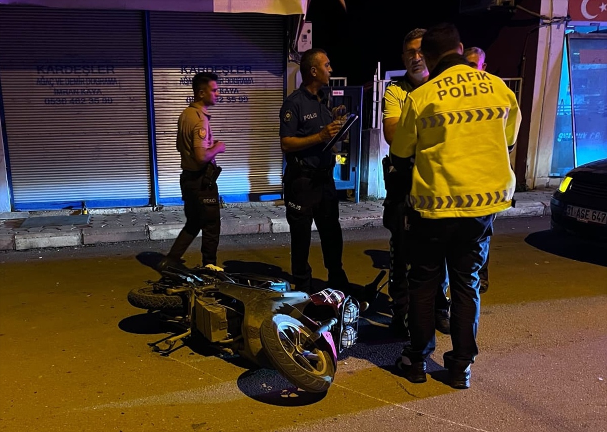 Adana Kozan\'da elektrikli motosiklete çarpan araç sürücüsü, 2 yaralı bırakıp kaçtı