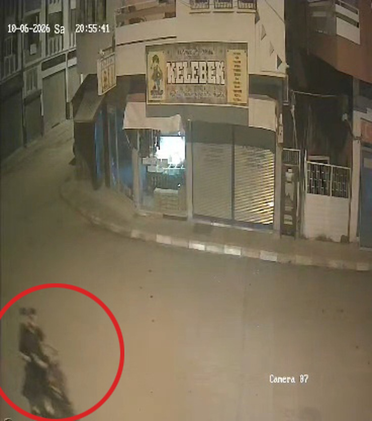 Adana Kozan\'da elektrikli bisiklete çarpan otomobil sürücüsü kaçtı, 2 kişi yaralandı
