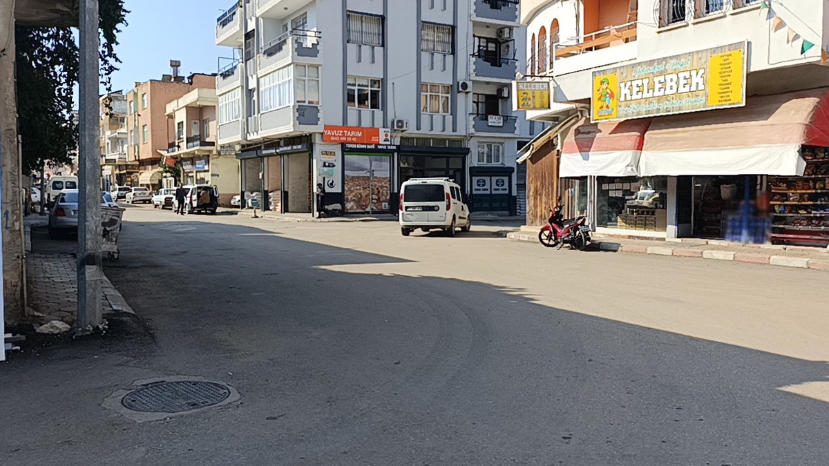 Adana Kozan\'da otomobil, elektrikli bisiklete çarpıp 2 genci savurdu; sürücü kaçtı