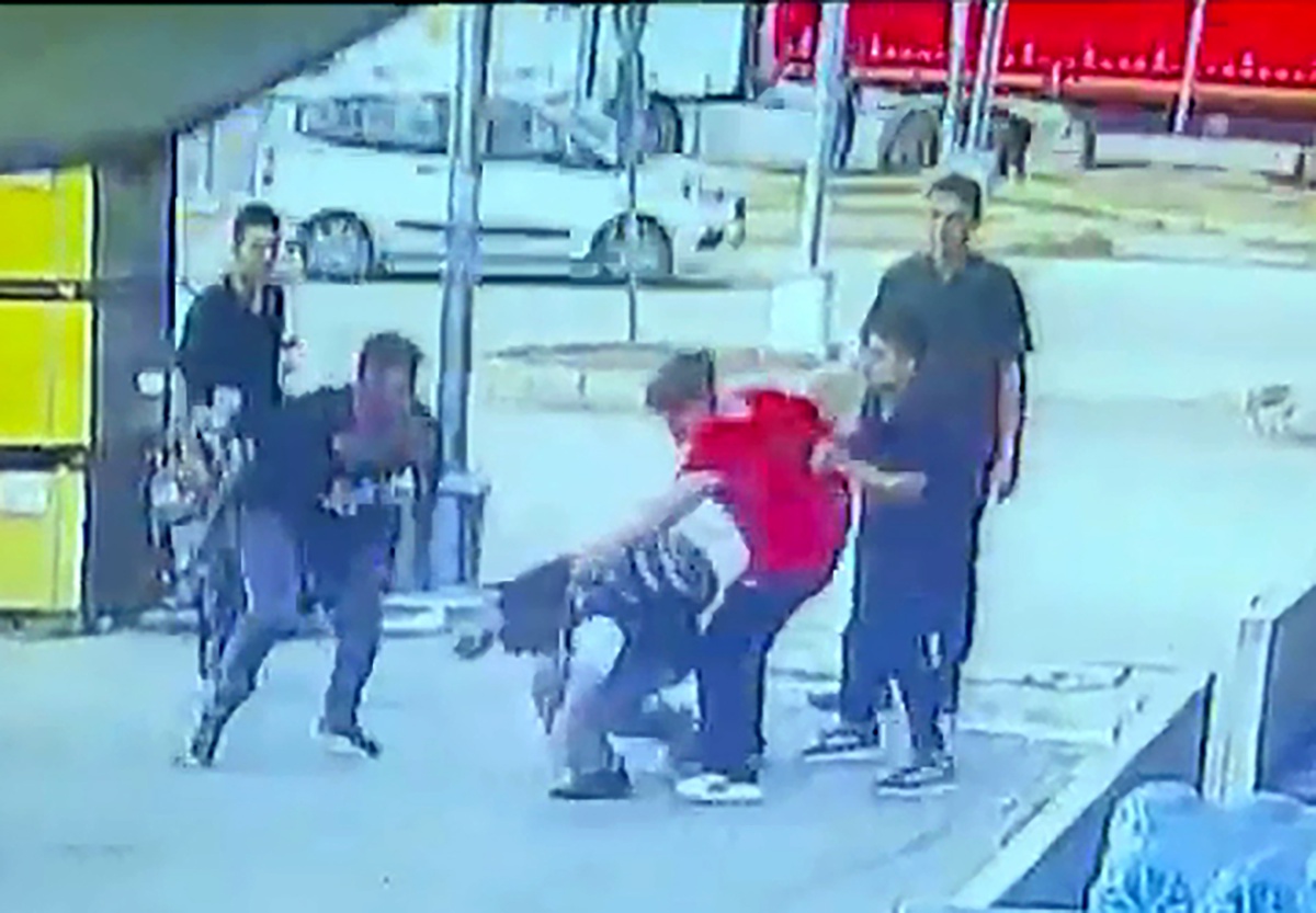Adana\'da 2 çocuk, bir çocuğu dövdü ve yerde sürükledi; anlar güvenlik kamerasında