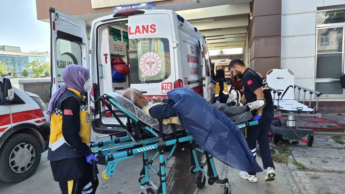 Adıyaman Yenipınar\'da otomobilin çarptığı 60 yaşındaki yaya hastaneye kaldırıldı