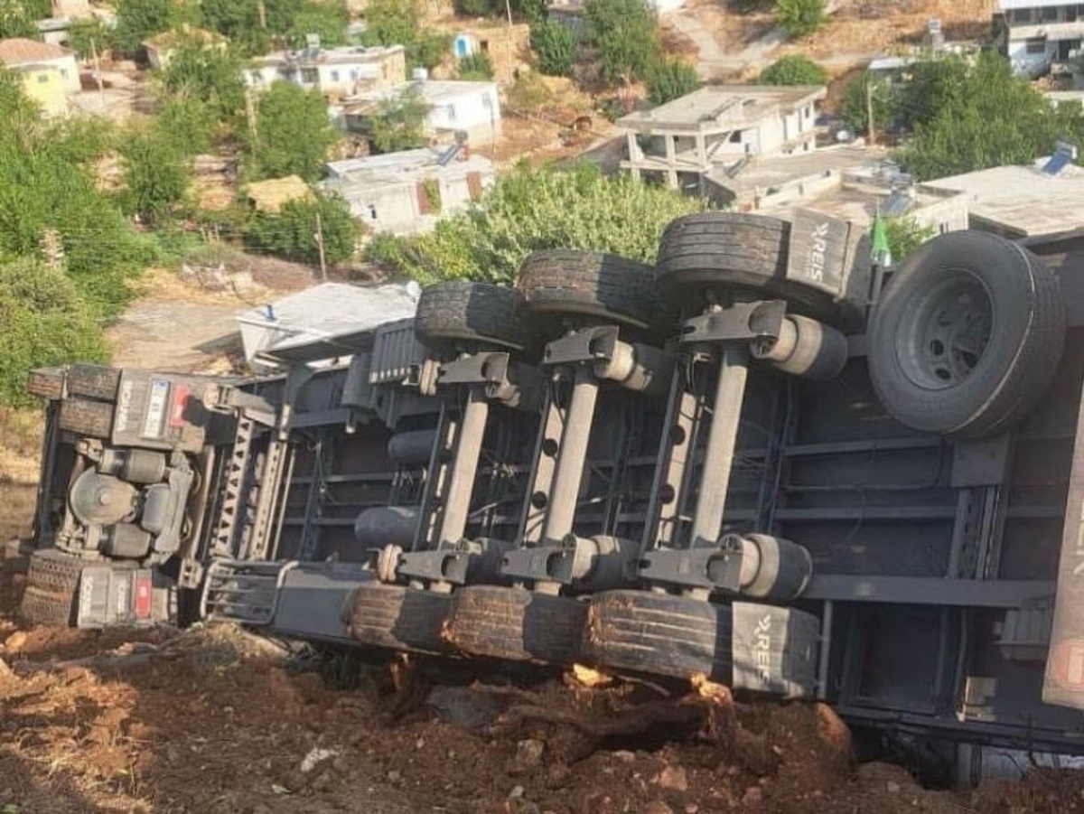 Adıyaman Gerger\'de kontrolden çıkan tır yan yattı, tırdaki 1 kişi yaralandı