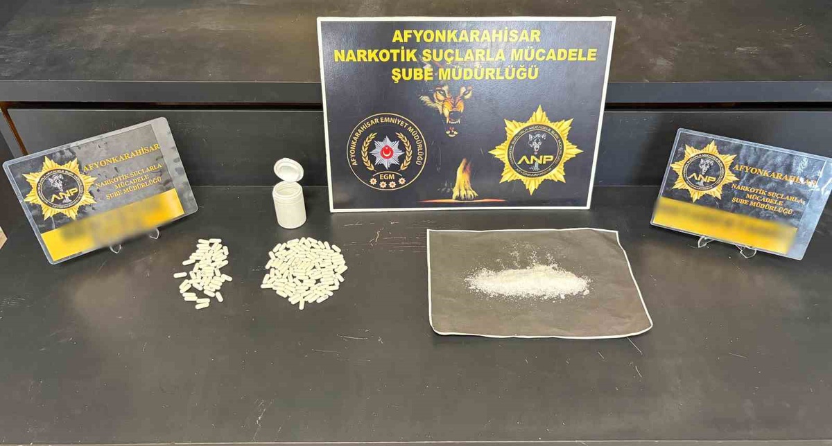 Afyonkarahisar\'da otomobilde 20 gram uyuşturucuyla yakalanan 1 kişi tutuklandı