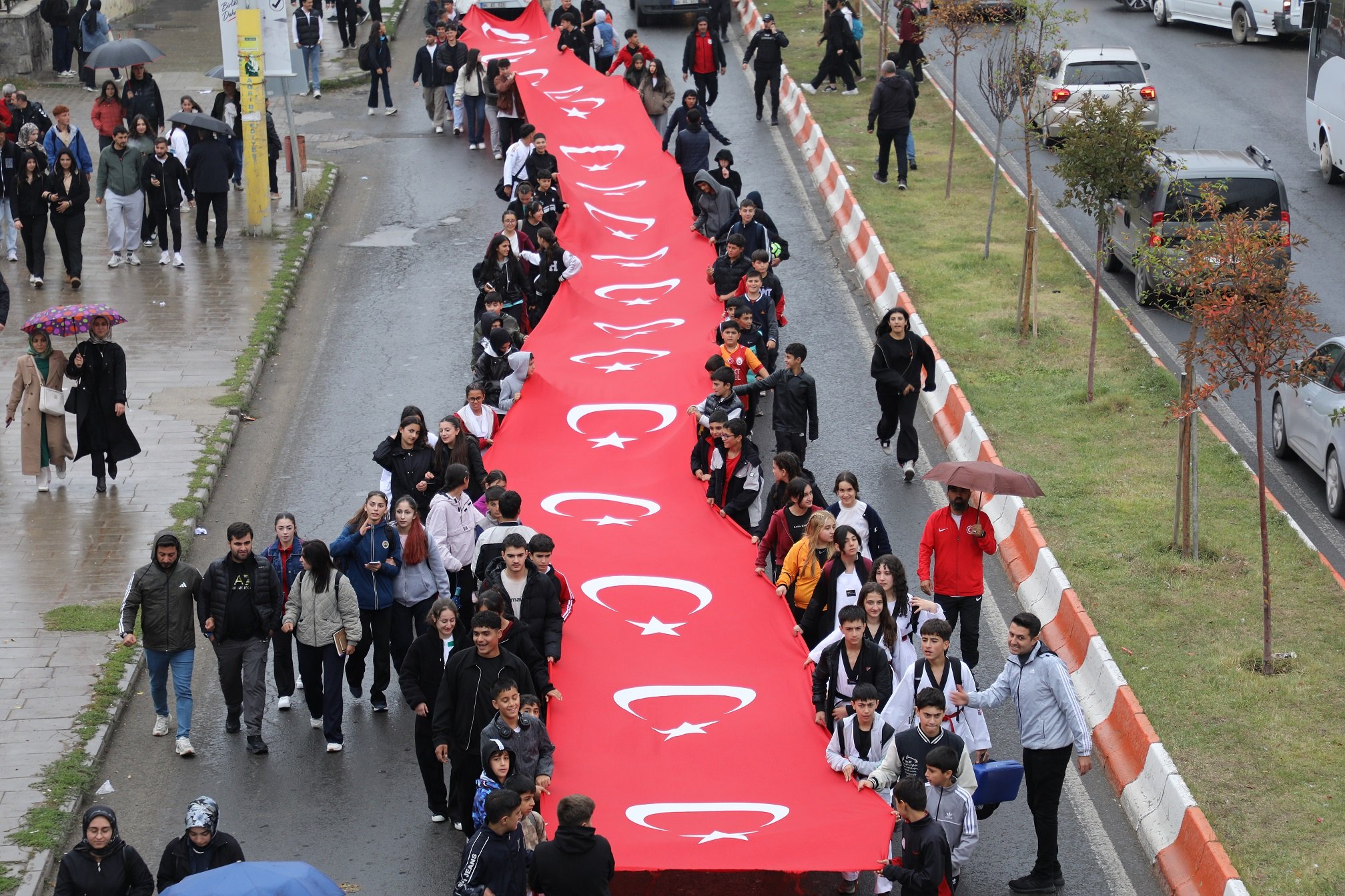 Ağrı'da Amatör Spor Haftası 100 metrelik Türk bayraklı kortejle başladı