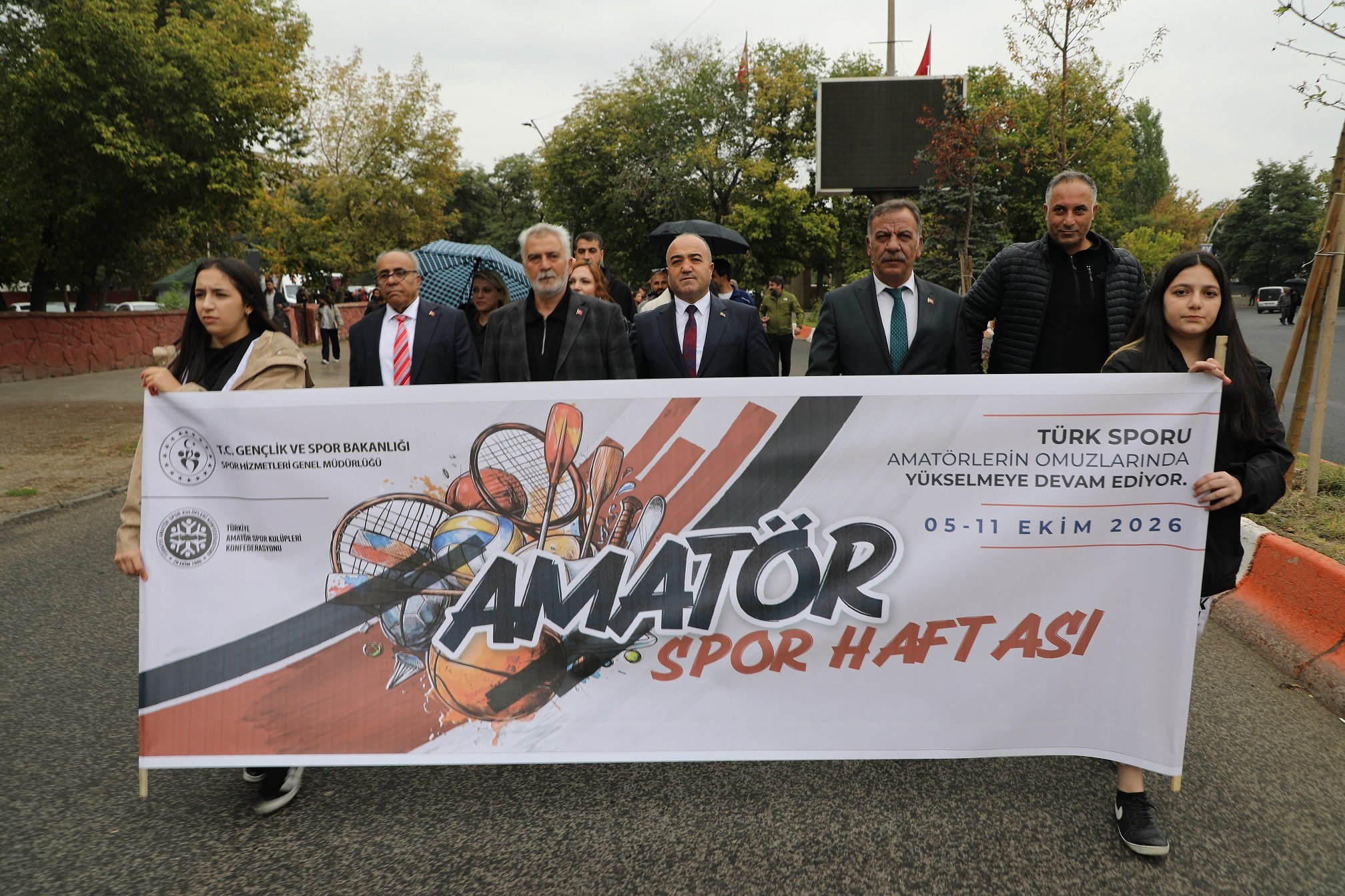 Ağrı'da Amatör Spor Haftası 100 metrelik Türk bayraklı kortejle başladı