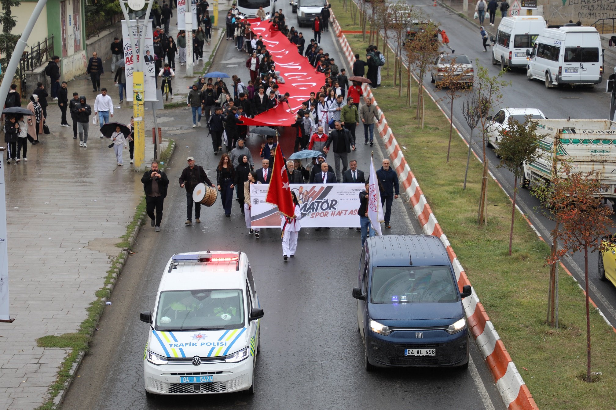 Ağrı'da Amatör Spor Haftası 100 metrelik Türk bayraklı kortejle başladı