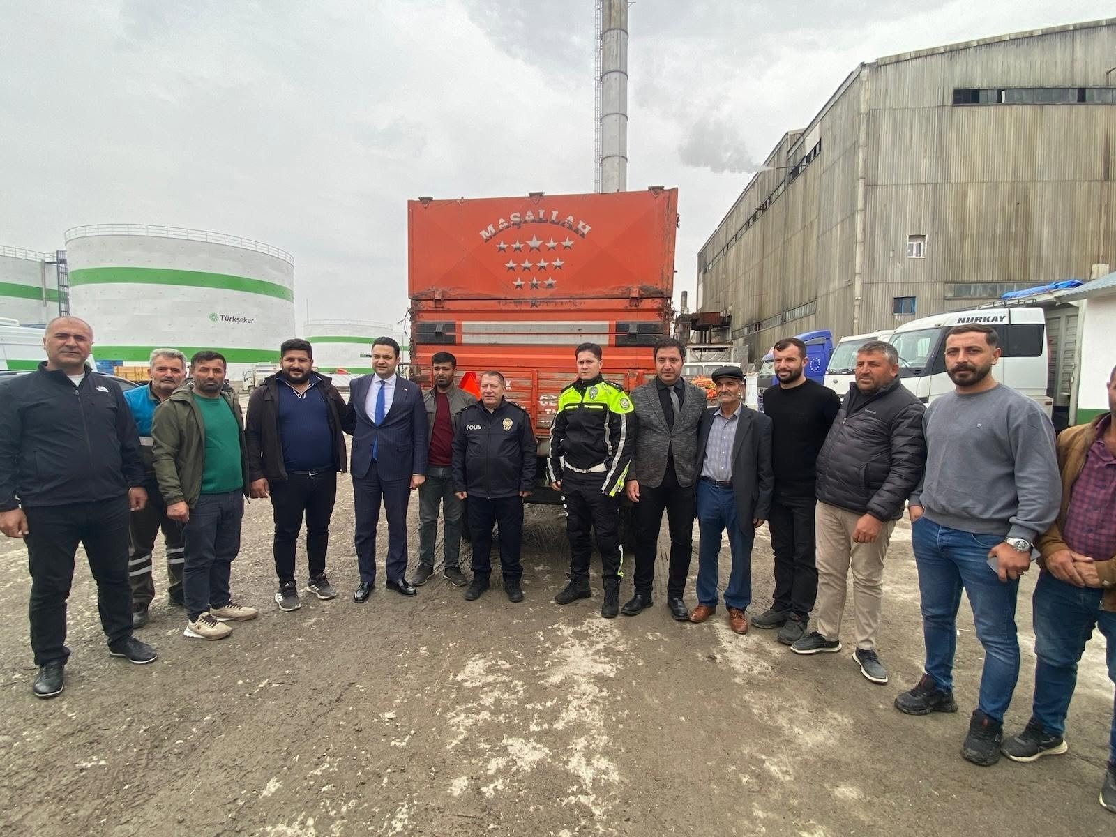 Ağrı Şeker Fabrikası'nda pancar ve küspe taşıyan römorklara gece reflektör takıldı