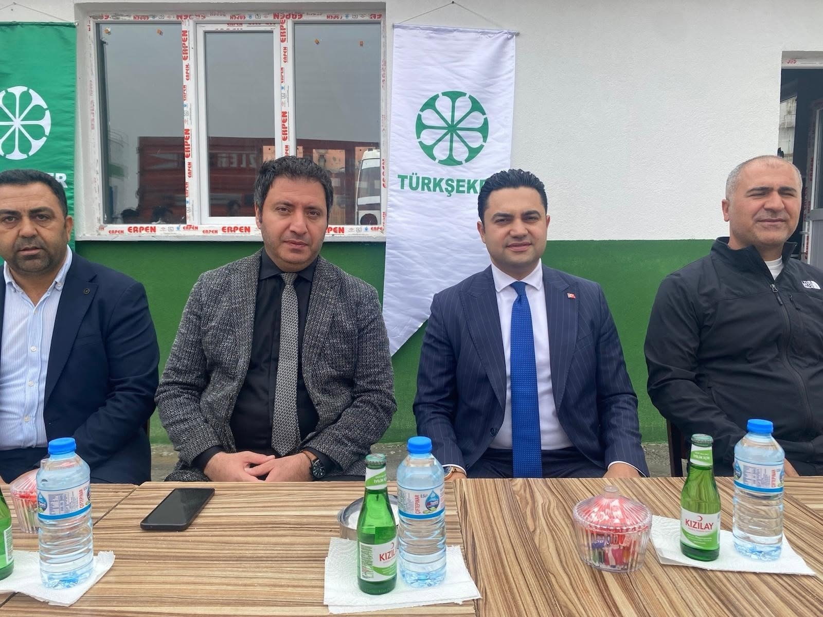 Ağrı Şeker Fabrikası'nda pancar ve küspe taşıyan römorklara gece reflektör takıldı