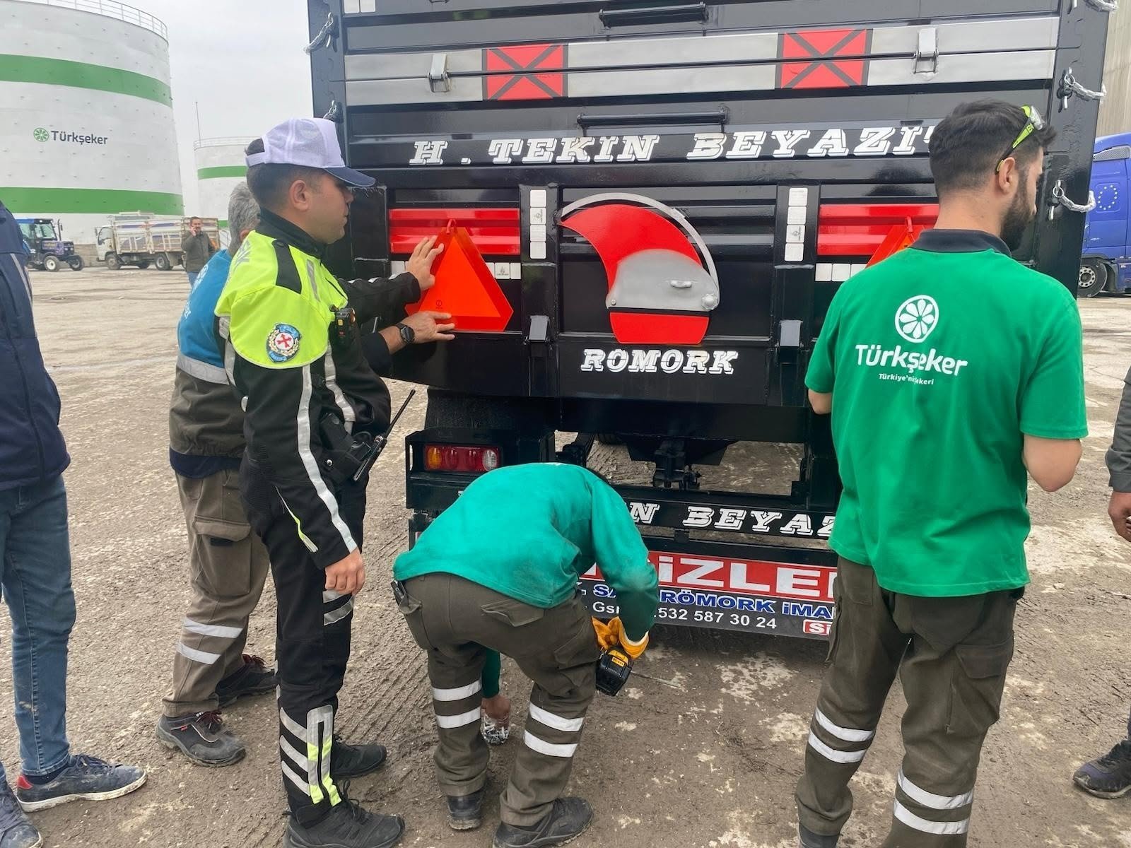 Ağrı Şeker Fabrikası'nda pancar ve küspe taşıyan römorklara gece reflektör takıldı