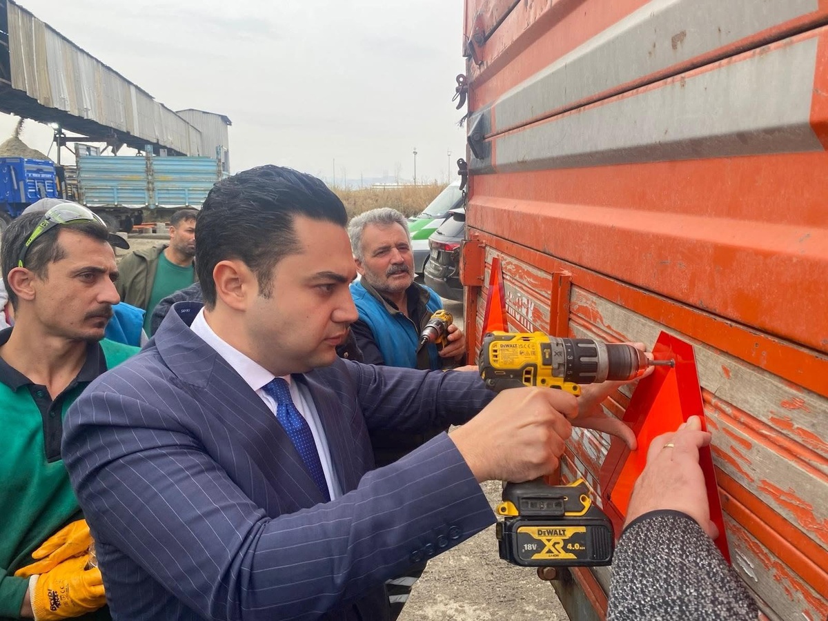 Ağrı Şeker Fabrikası\'nda pancar ve küspe taşıyan römorklara gece reflektör takıldı