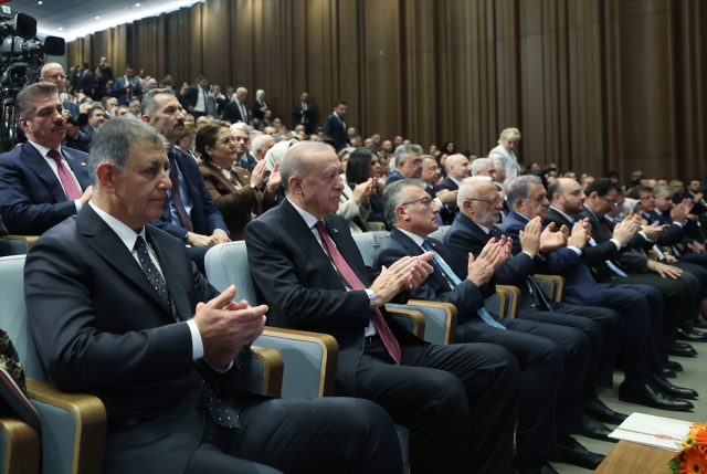 AK Parti'de tarihi gün! Cumhurbaşkanı Erdoğan'ın sözleri tezahüratla kesildi: İzmir bugün bir başka