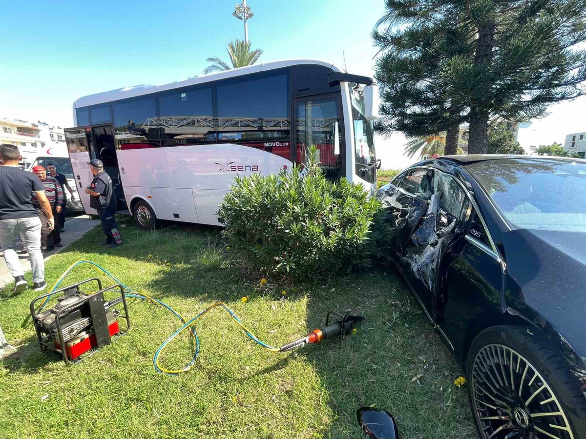 Alanya\'da midibüs ile otomobil çarpıştı, 2 yaralıdan biri itfaiyeyle kurtarıldı