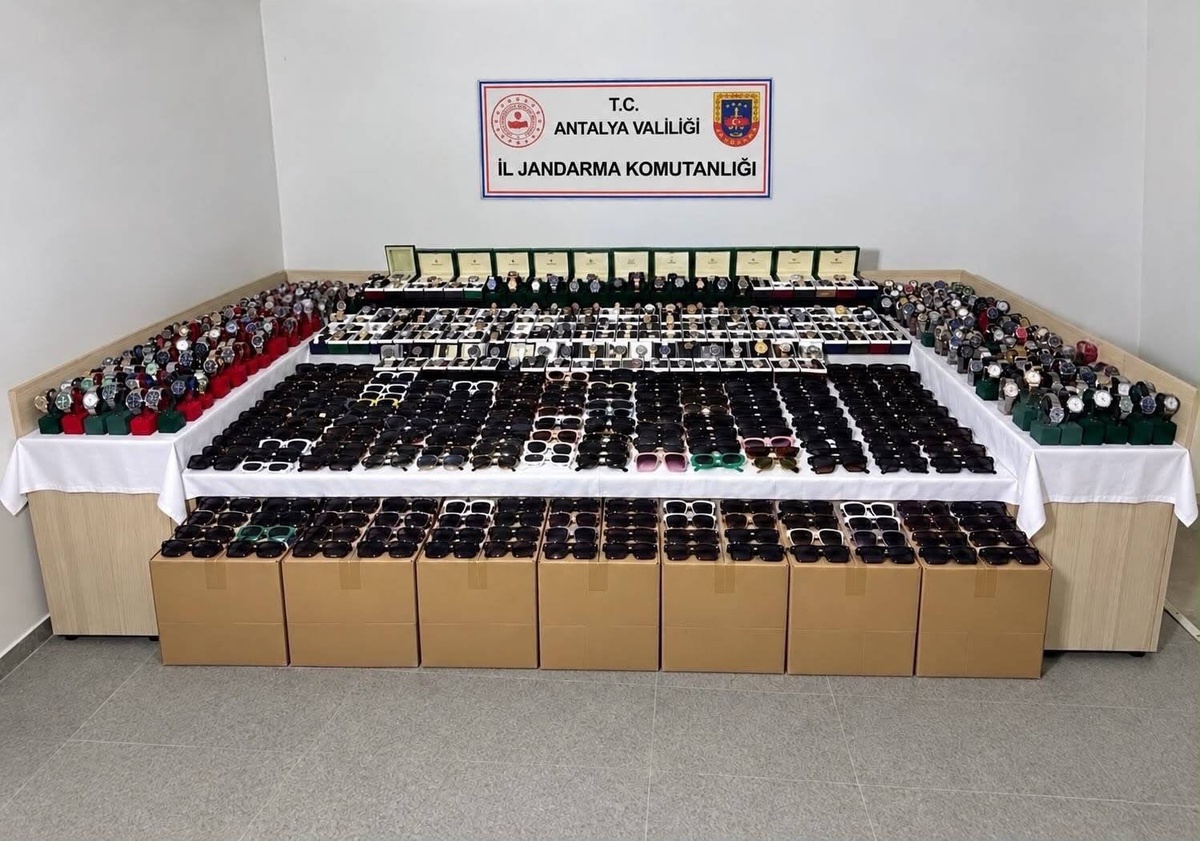 Antalya Aksu\'da depoda 5 milyon 250 bin TL\'lik kaçak gözlük ve saat ele geçirildi
