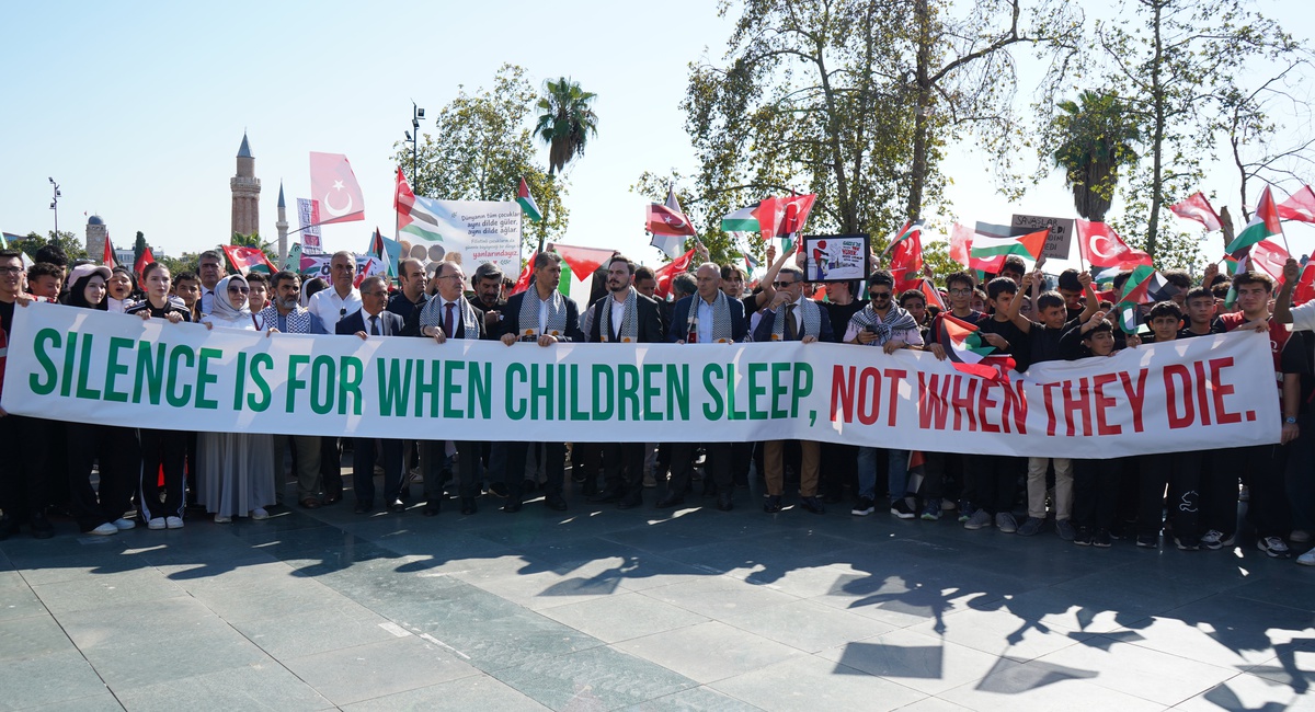 Antalya\'da 26 okuldan yaklaşık 6 bin öğrenci Gazze için slogan atmadan yürüdü