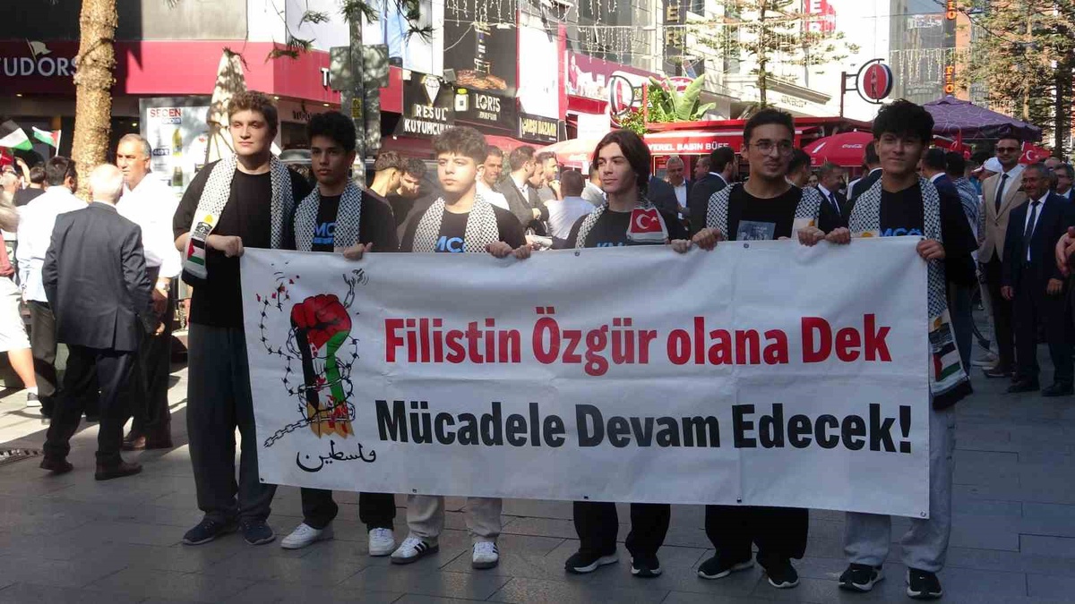Antalya\'da üçüncü yıl dönümünde Filistin\'e destek yürüyüşüne 4 bin öğrenci katıldı