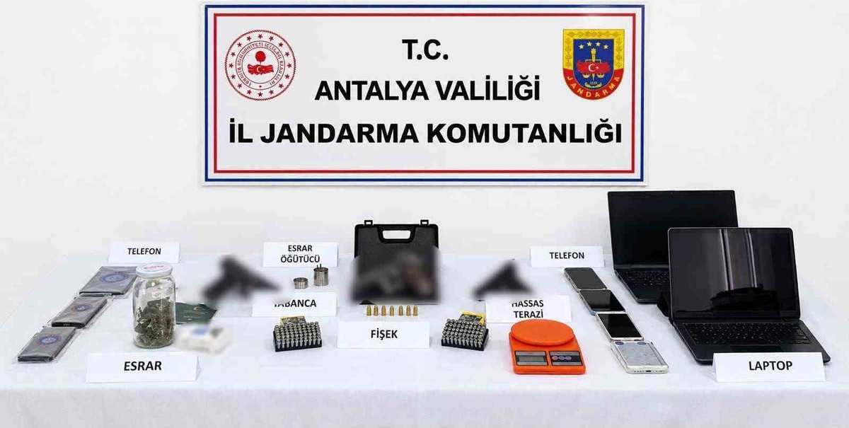 Antalya Kumluca\'da 5 şüpheli gözaltına alındı, 3 ruhsatsız tabanca ele geçirildi