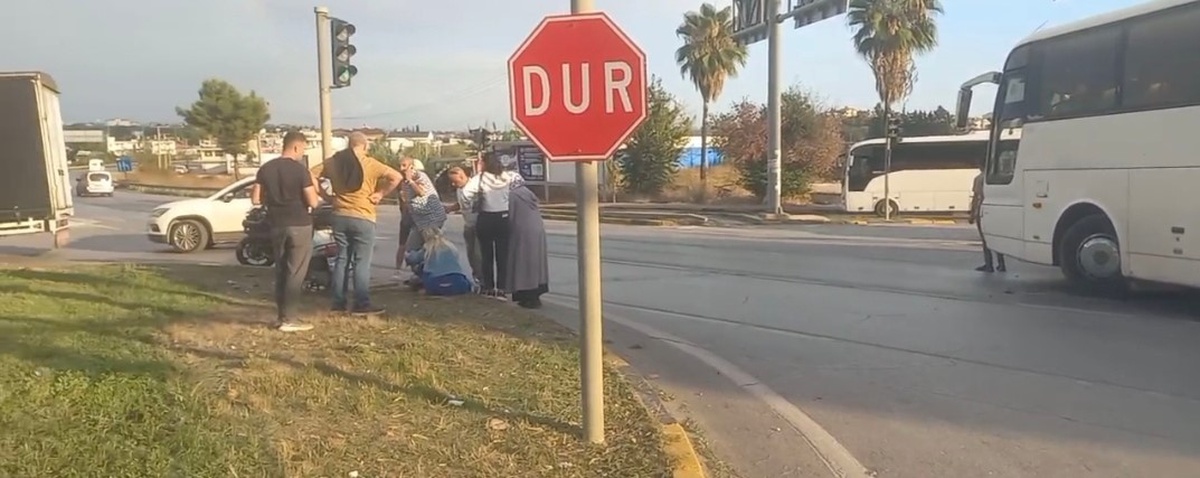 Antalya Manavgat\'ta servis otobüsüyle çarpışan motosikletli hastaneye kaldırıldı
