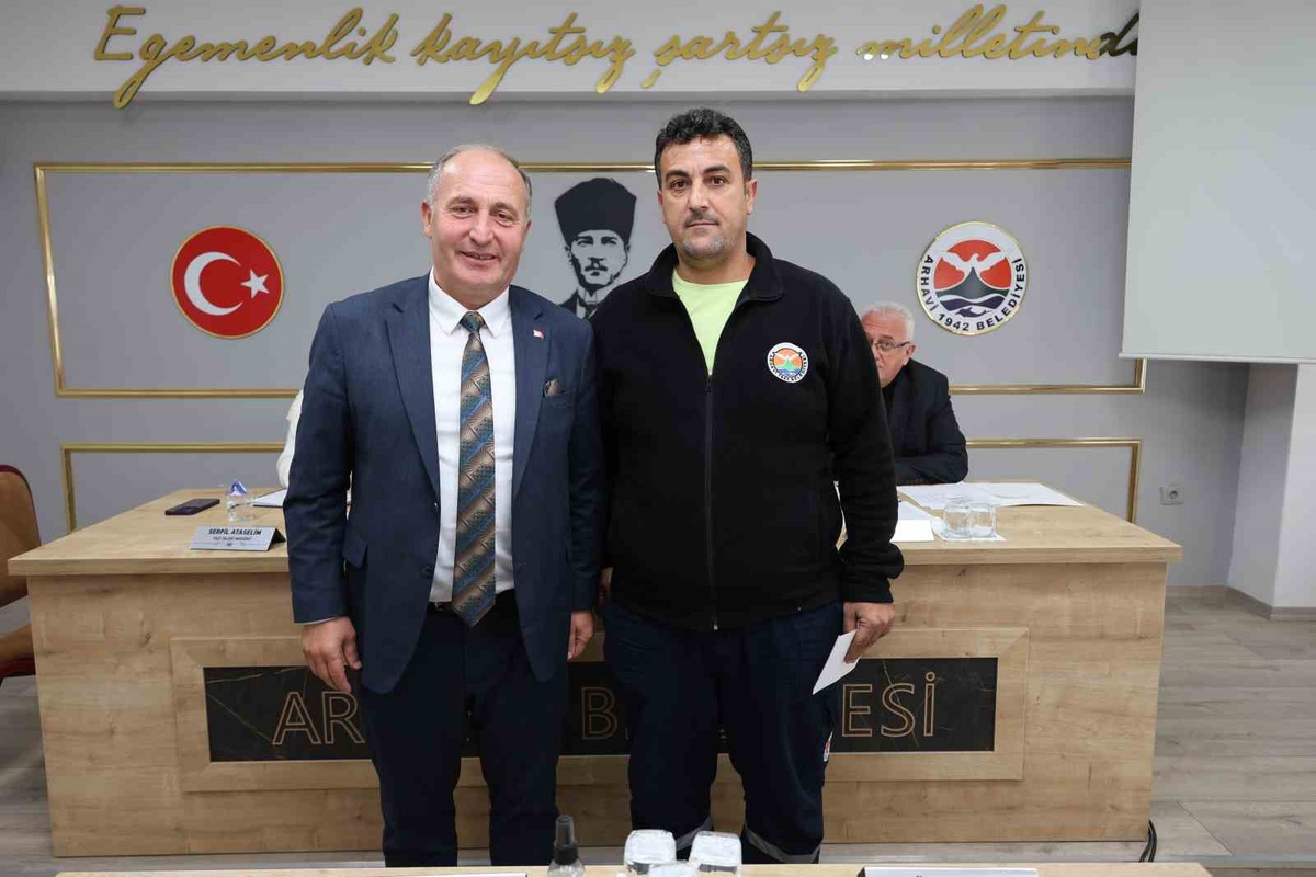 Arhavi\'de altını sahibine teslim eden belediye personeli 5 bin TL ile ödüllendirildi