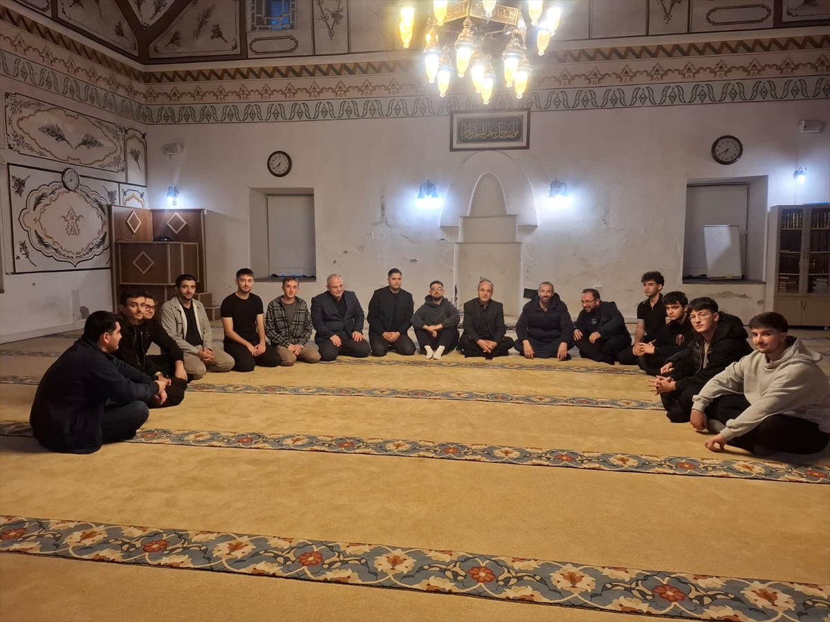 Bafra\'da Camiler ve Din Görevlileri Haftası\'nda gençler akşam namazında buluştu