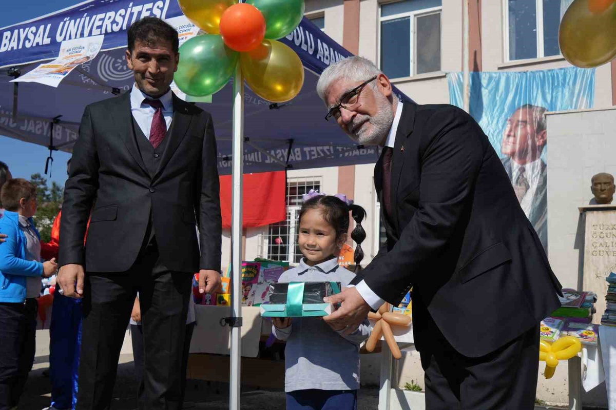 BAİBÜ\'de toplanan yaklaşık bin kitap ve 250 oyuncak Çaydurt İlkokulu\'na ulaştı