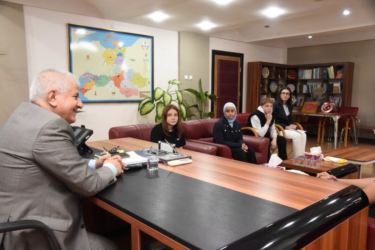 Balıkesir İl Milli Eğitim Müdürü Kal, Filistin uyruklu öğrencilere hediye takdim etti