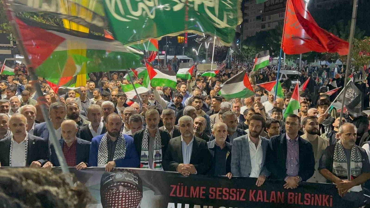 Batman\'da yüzlerce kişi Aksa Tufanı\'nın 3. yıl dönümünde Gazze için yürüdü