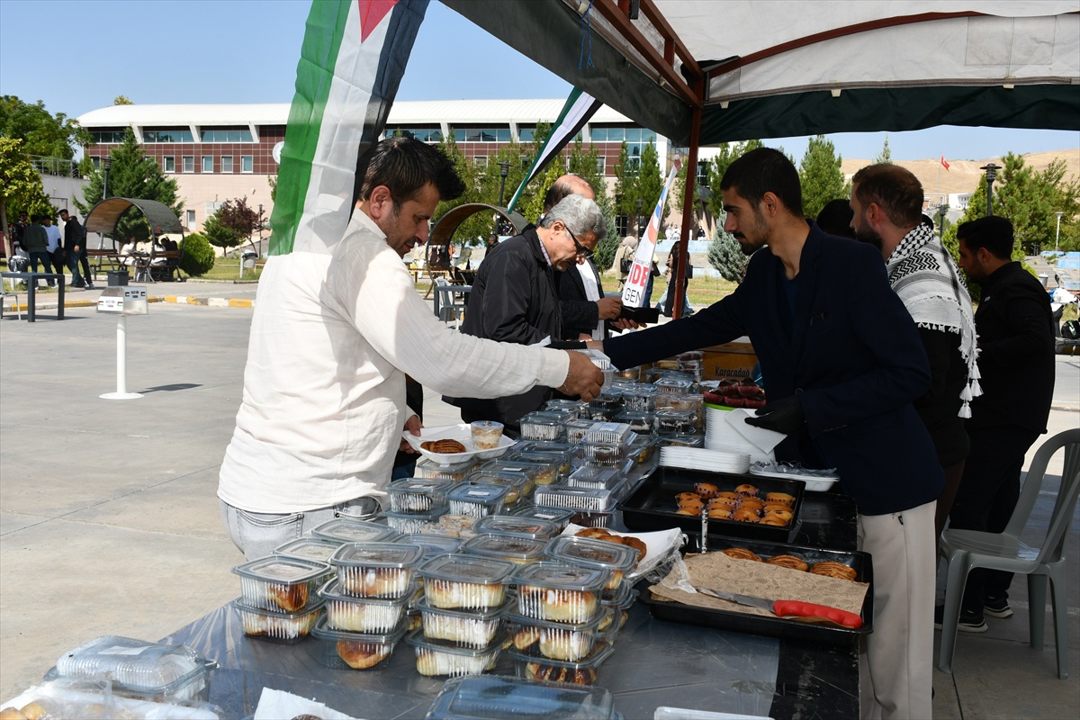 Batman Üniversitesi toplulukları, geliri Gazze\'ye gidecek kermesi Batı Raman\'da açtı