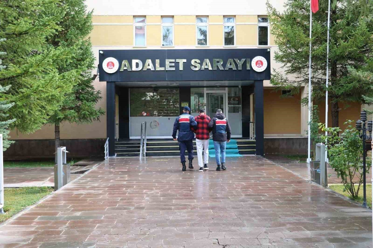 Bayburt\'ta 9 yıl 2 ay 15 gün hapis cezası olan şüpheli yakalanıp cezaevine gönderildi