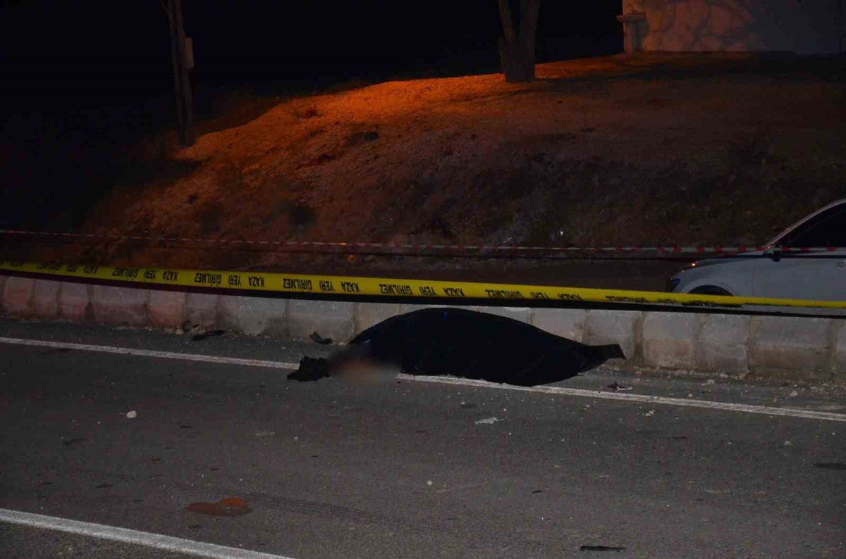 Besni Çevre Yolu\'nda iddiaya göre otomobilin çarptığı 1 kişi hayatını kaybetti