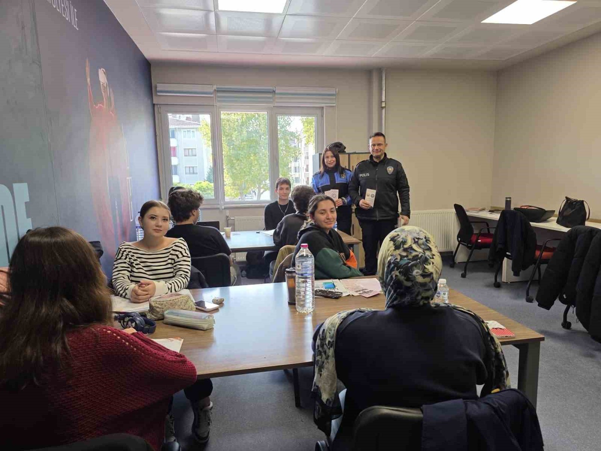 Bilecik Bozüyük\'te polis, öğrencilere KADES ve dolandırıcılığa karşı uyarıda bulundu
