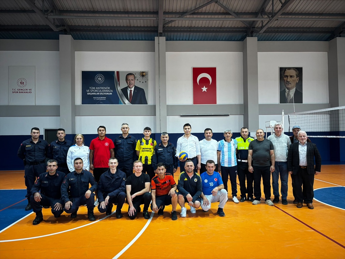Bilecik Pazaryeri\'nde kurumlar, Amatör Spor Haftası\'nda voleybol maçında karşılaştı
