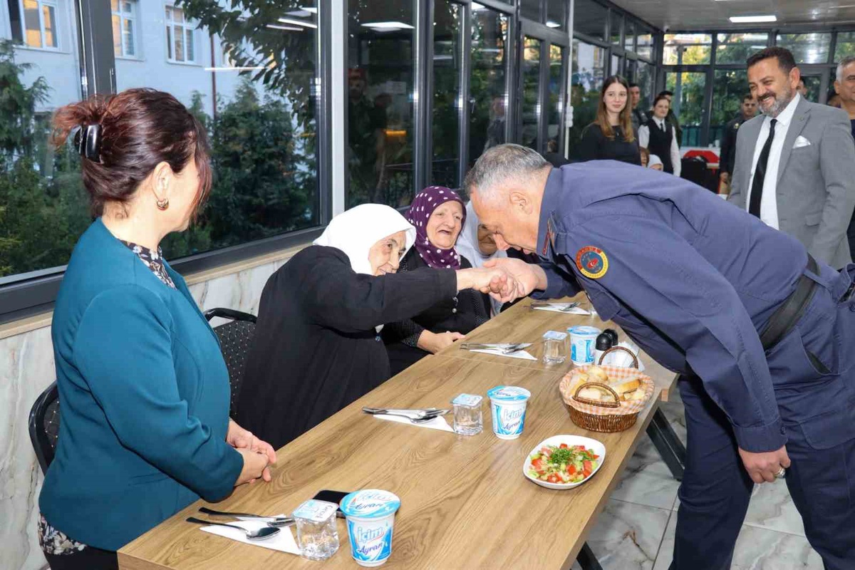 Bilecik İl Jandarma Komutanı Albay Ali Vanlı, huzurevi sakinleriyle sohbet etti