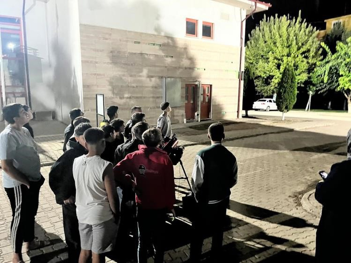 Bilecik\'te koruma altındaki çocuklar teleskopla gökyüzünü inceledi