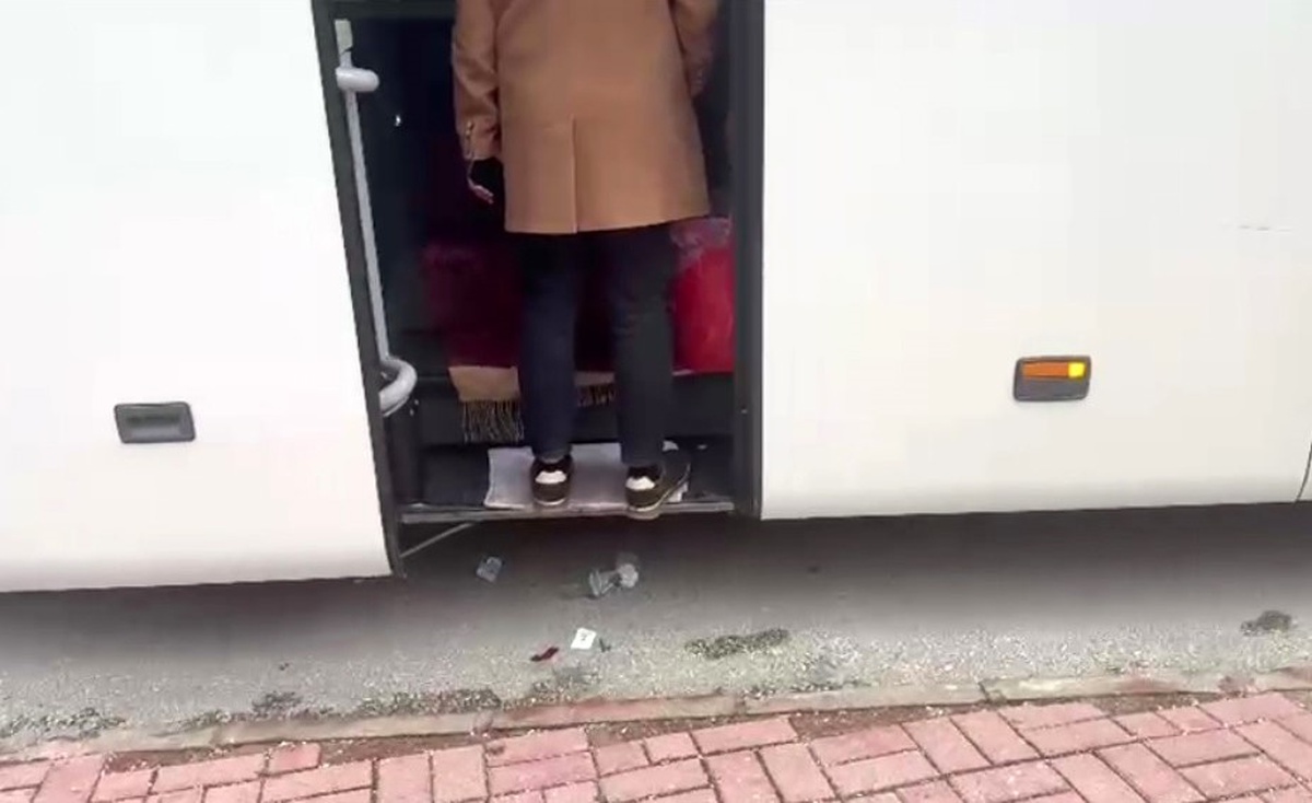 Bilecik\'te mola veren tur otobüsü görevlileri çöp attı, zabıta toplattı