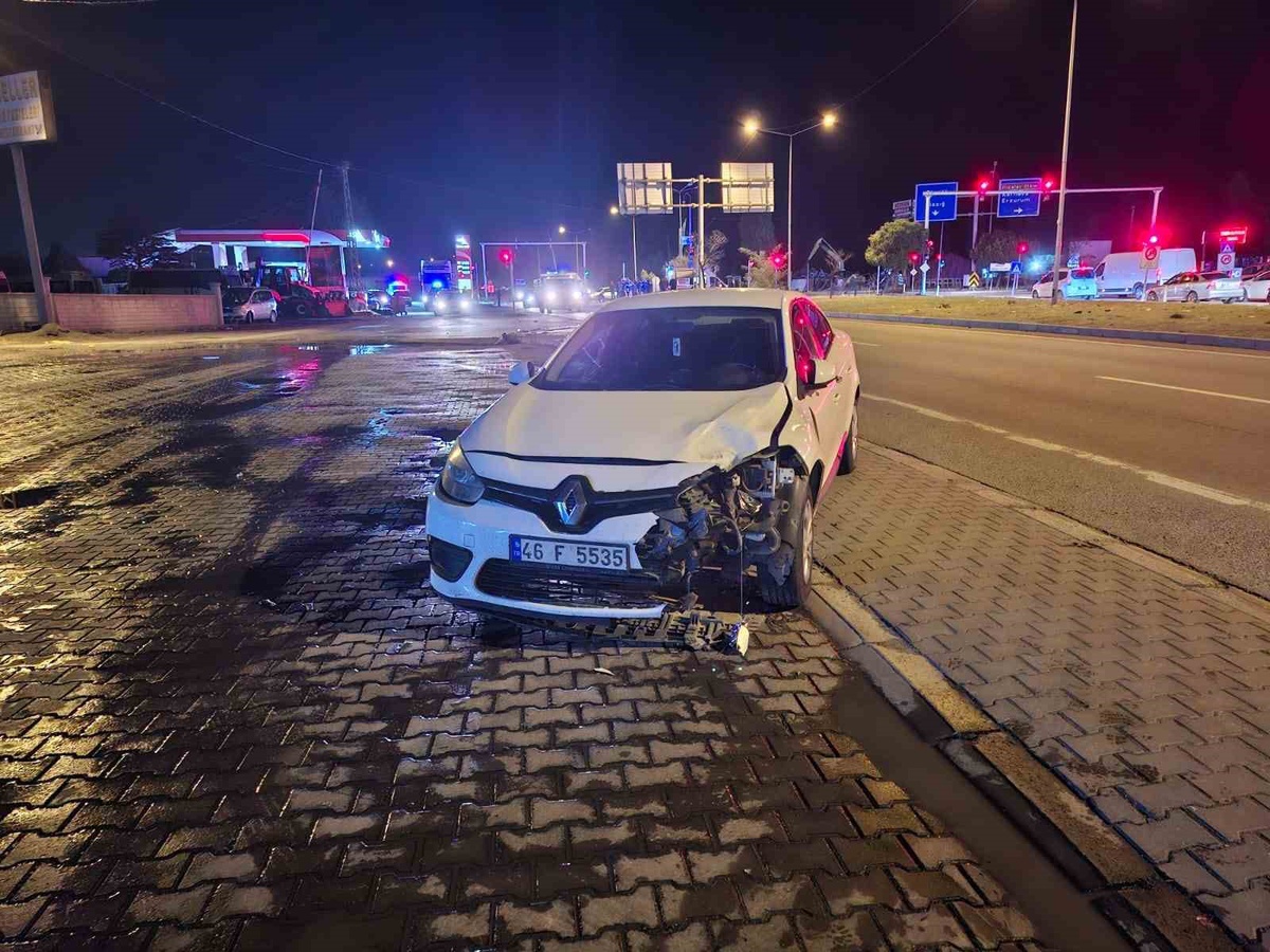 Bingöl\'de motosiklet ile otomobil çarpıştı, yaralanan 2 kişi hastaneye kaldırıldı