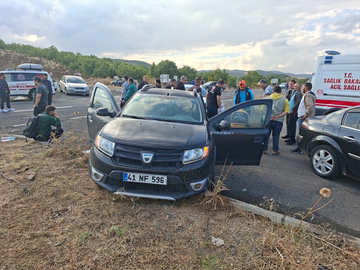 Bingöl\'de iki otomobilin çarpıştığı kazada 3 kişi yaralanarak hastaneye kaldırıldı