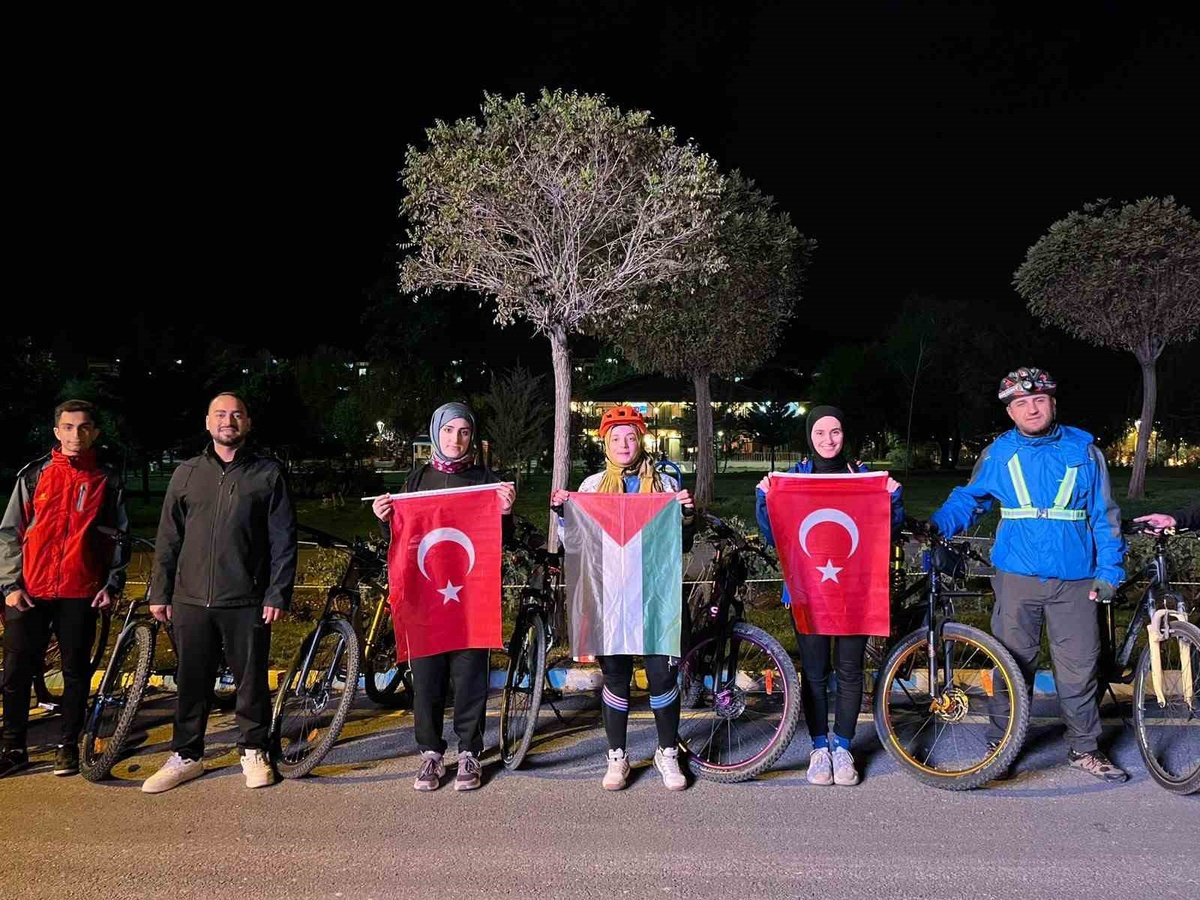 Bitlis Tatvan\'da aktivistler ve sporcular Gazze\'ye dikkat çekmek için pedal çevirdi