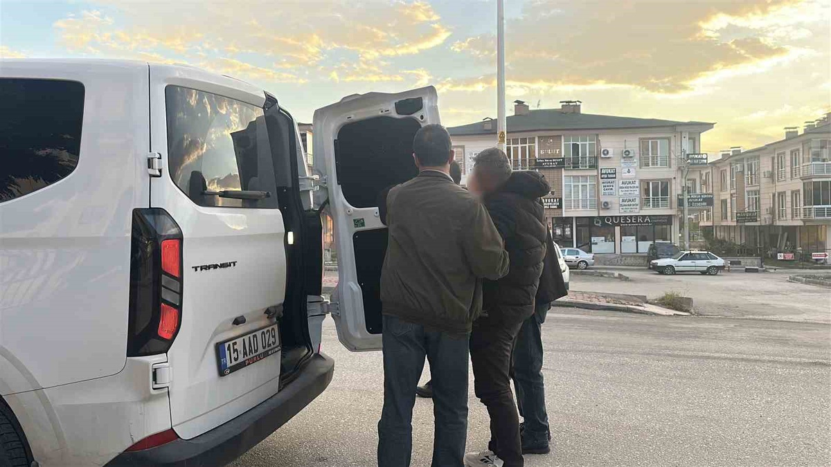 Burdur\'da 72 yaşındaki adamın darp ve boş senet imzalatma iddiasıyla 2 şüpheli tutuklandı
